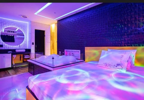 Bed, Hot Tub, Photo of the whole room, Evening entertainment, Bedroom, air conditioner