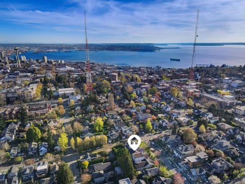 Perch - Hilltop Gem House in Queen Anne