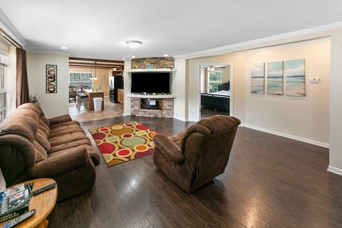 TV and multimedia, Living room, Seating area, Evening entertainment