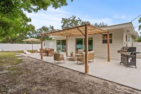 Casa Isla Retreat - near Anna Maria Island House in Bradenton