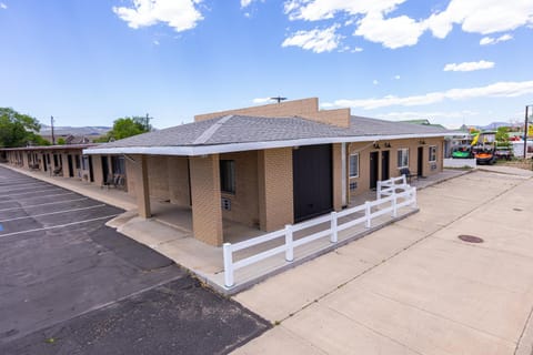 Property building, Day, Neighbourhood, Street view, Parking