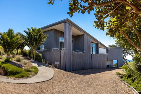 Property building, Facade/entrance, Natural landscape, Garden, Parking