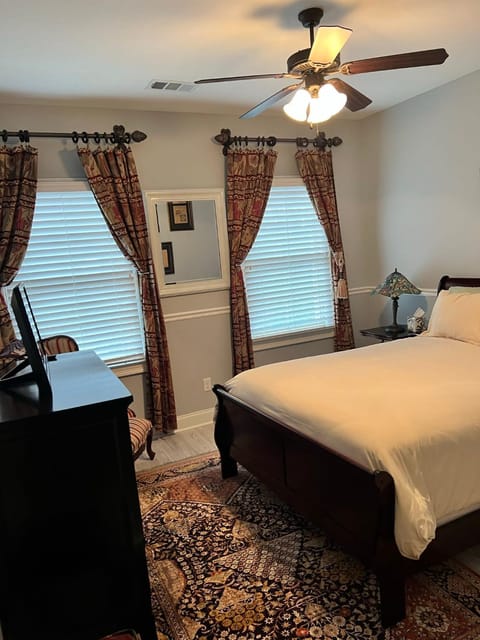 Comfortable Private Room in a Shared House Condo in Broussard