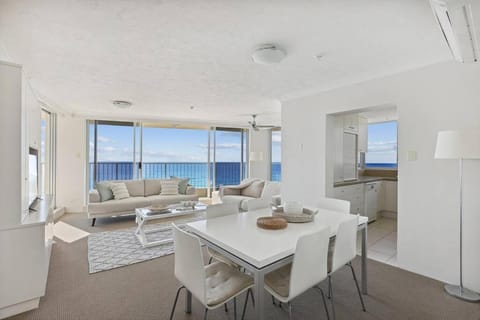 Absolute Beachfront Apartment Condo in Surfers Paradise