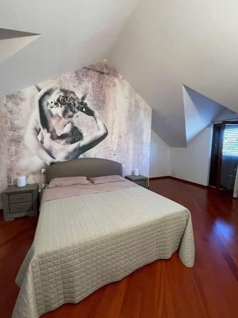 Bed, Photo of the whole room, Decorative detail, Bedroom