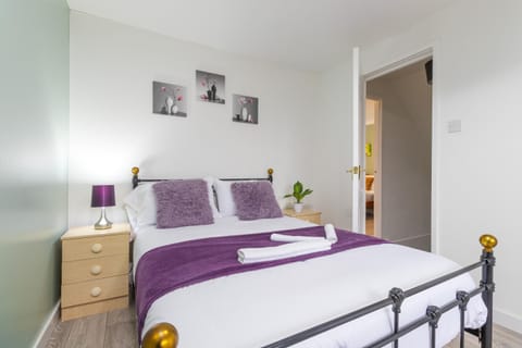 Newly refurbed, 5BR, Sleeps 12 House in Northampton