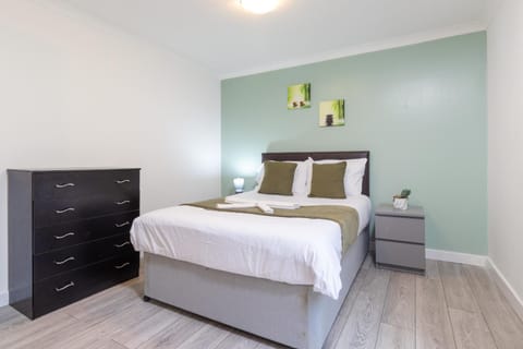 Newly refurbed, 5BR, Sleeps 12 House in Northampton