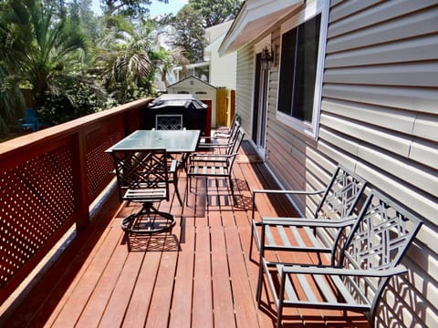 Backyard Oasis 1 Mile to Beach Golf Cart Friendly Haus in Socastee