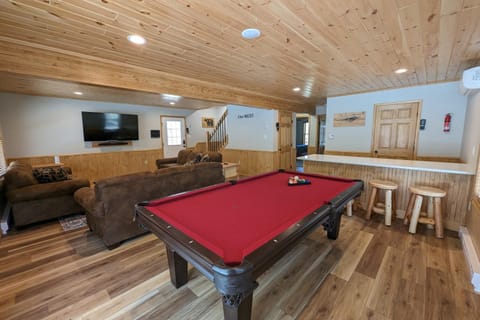 Bluejay Getaway by AvantStay Walk to Lake 7BDR Hot Tub Pool Table House in Tunkhannock Township