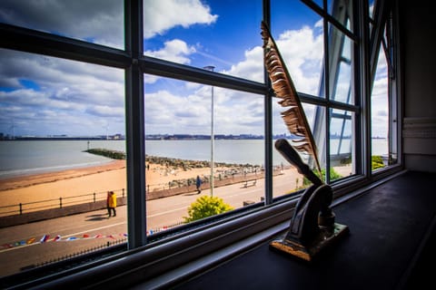 Sea-Quinn Views Apartment Condo in Wallasey