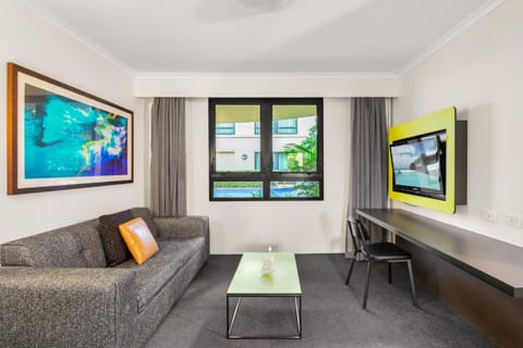 Contemporary 1-Bed First Floor Unit with Pool Apartment in Parramatta