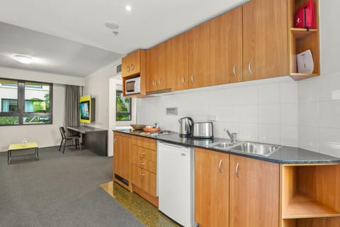 Contemporary 1-Bed First Floor Unit with Pool Apartment in Parramatta