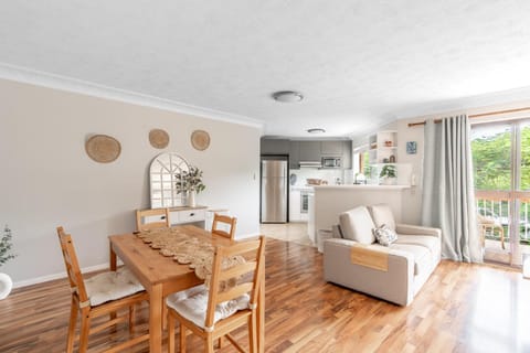 Lovely 2-Bed by Oxenham Park Transport & Shops Apartment in Brisbane