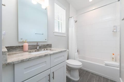Be a Nomad - Newly renovated 4 blocks to beach Condo in Jacksonville Beach
