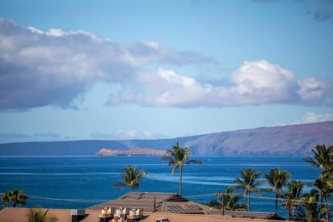 3BR Penthouse- ocean views, lanais, ACs, hot tub, pool, sauna, steps to beach Apartment in Kihei