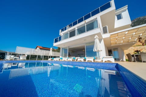 Property building, Day, Pool view, Swimming pool, sunbed