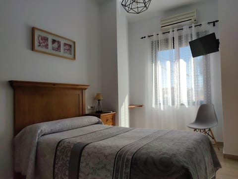 Toilet, Bed, TV and multimedia, Photo of the whole room, Bedroom, Quiet street view, air conditioner