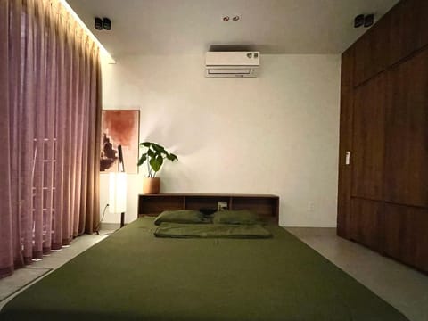 Bed, Photo of the whole room, Seating area, Bedroom, wardrobe, air conditioner