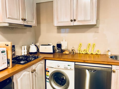 Coffee/tea facilities, Kitchen or kitchenette, stove, toaster, washing machine