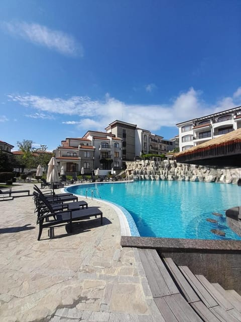 Balcony/Terrace, Pool view, Swimming pool, sunbed