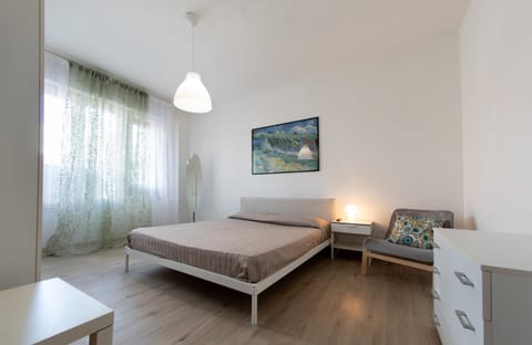 Bed, TV and multimedia, Bedroom, hair dresser