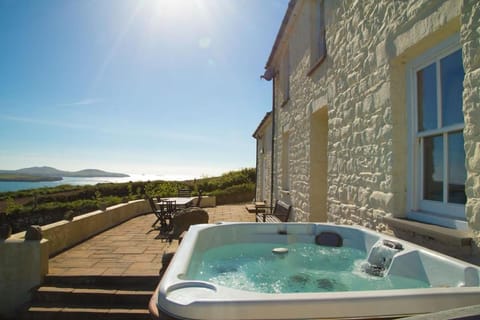 Upper Porthmawr - 5 Bedroom Cottage - Whitesands House in Saint Davids