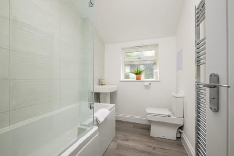 Vale House By EDEN Accommodation - 2 Bedroom Whole House, Sleeps 4 - NEWLY RENOVATED Apartment in Kettering