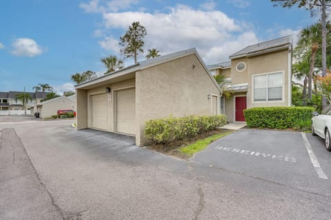 Pet-Friendly Tampa Escape - 7 Mi to Busch Gardens! Maison in Greater Carrollwood