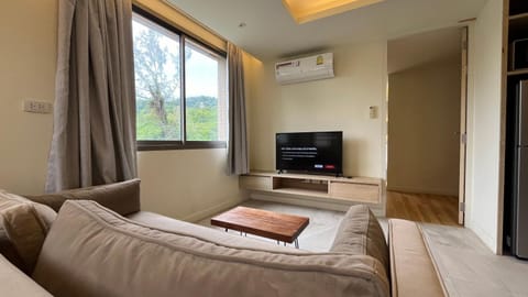 Communal lounge/ TV room, Bed, TV and multimedia, Living room, Seating area, Evening entertainment, Bedroom