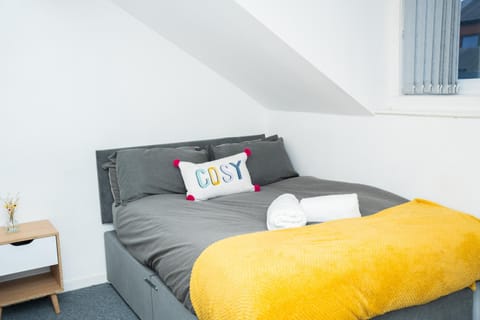 Leeds Large Townhouse Retreat Close to The City Apartment in Leeds