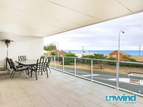 Block Escape No 5 - Penthouse Balcony Wi-fi Condo in Victor Harbor