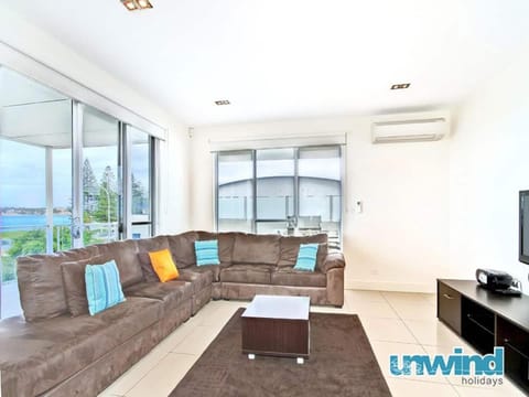 TV and multimedia, Living room, Seating area, Evening entertainment, air conditioner