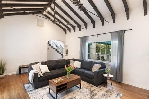 Beautiful Spanish Home with Pool Beverly Hills Adj Villa in Beverly Hills
