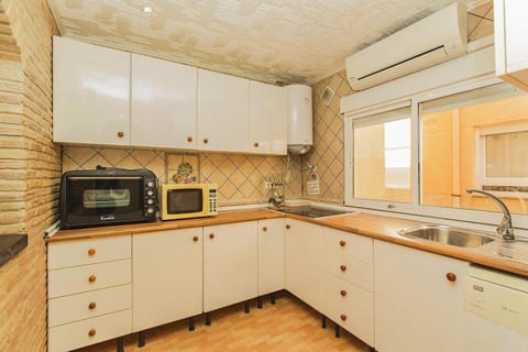 Kitchen or kitchenette, oven, pet friendly, stove