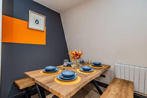 Three bedroom Flat 2 Bathrooms I Super Central locationI Next to Brighton Beach Apartment in Hove