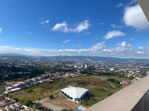 Skyline Serenity: Luxury Retreat in Tegucigalpa Apartamento in Tegucigalpa