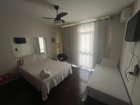 Suíte espaçosa! Ar, Tv e banheiro privativo! Vacation rental in Goiania