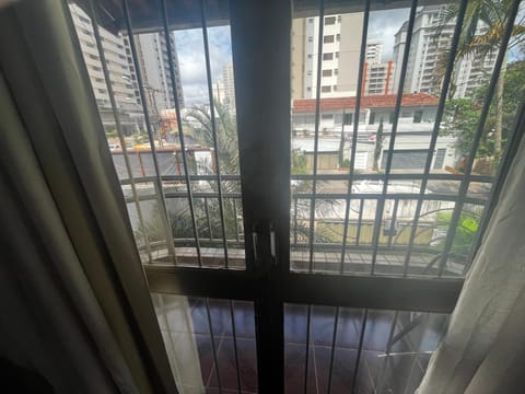 Suíte espaçosa! Ar, Tv e banheiro privativo! Vacation rental in Goiania