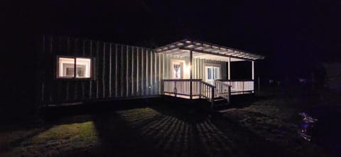 Beautiful Modern Container Cabin with Beautiful Views-Off the Grid, Gated Property Apartment in Waimea