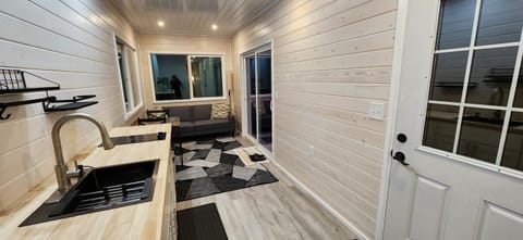 Beautiful Modern Shipping Container Cabin with Beautiful Views-Off the Grid Condo in Waimea