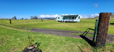 Beautiful Modern Container Cabin with Beautiful Views-Off the Grid, Gated Property Apartment in Waimea