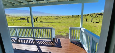 Beautiful Modern Container Cabin with Beautiful Views-Off the Grid, Gated Property Apartment in Waimea