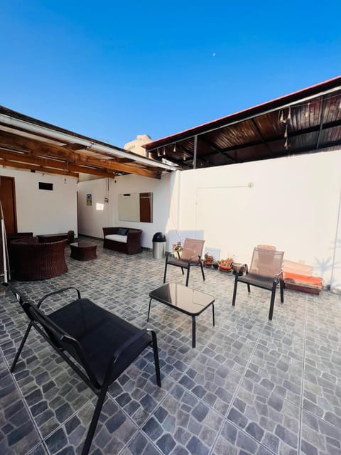 Habitación con baño y AC a una cuadra Embajada USA Alojamiento y desayuno in La Molina