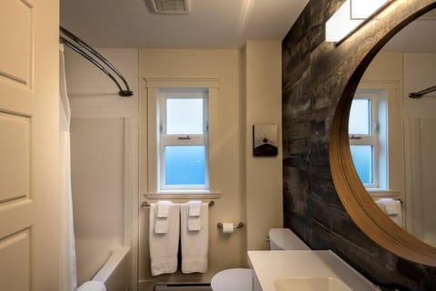 Qualicum Beach Ocean Suites Apartment hotel in Qualicum Beach