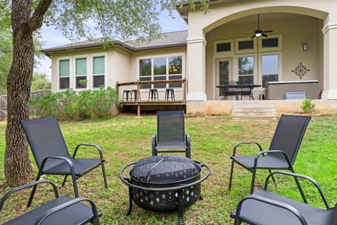 4 minutes from Canyon Lake with Jacuzzi, BBQ, Firepit, 1GbpWifi, and More Haus in Canyon Lake