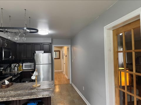 Fast internet free parking laundry and cooking nice home Vacation rental in Barrie