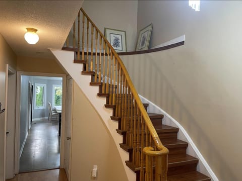 Fast internet free parking laundry and cooking nice home Vacation rental in Barrie