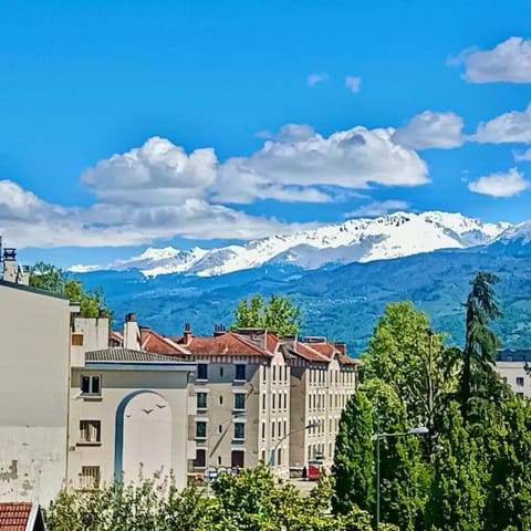 Magnifique T3 - Calme & tout équipé - Avec Vue & Parking Privé Gratuit Apartment in Grenoble