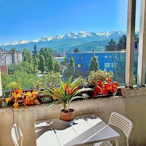 Excellent Apparts - 2 chambres & Salon - Vue magnifique sur les montagnes & parking privé Gratuit Condo in Grenoble
