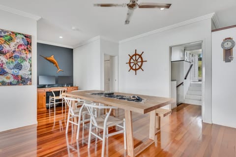 Dining area, fireplace